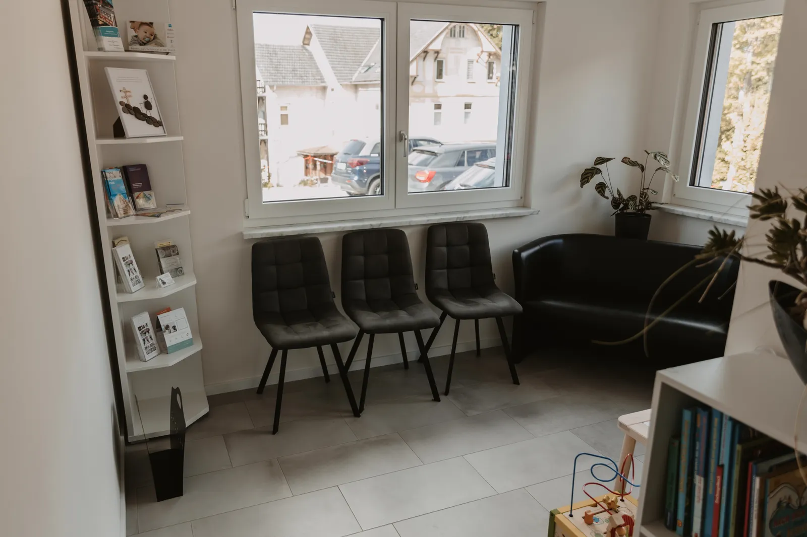 Heller Warteraum der Logopädischen Praxis Nadine Siebensohn mit Sitzgelegenheiten für Patientinnen und Patienten